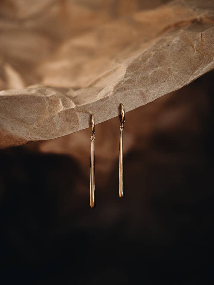 Orecchini a pendolo dorati. Vela per la vendita all'ingrosso da parte di O'Milo