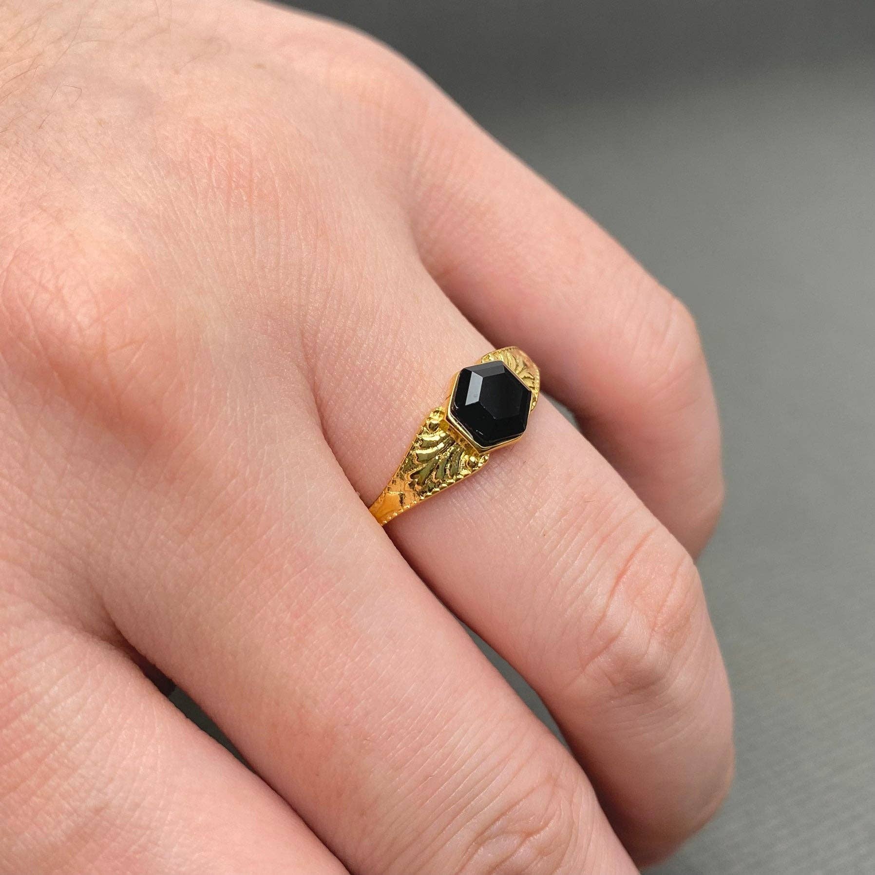 Mio Queena – wholesale Cocktail/Statement Ring – Zirkoninfattad 18K guldpläterad S.stål graverad ring - FGS3