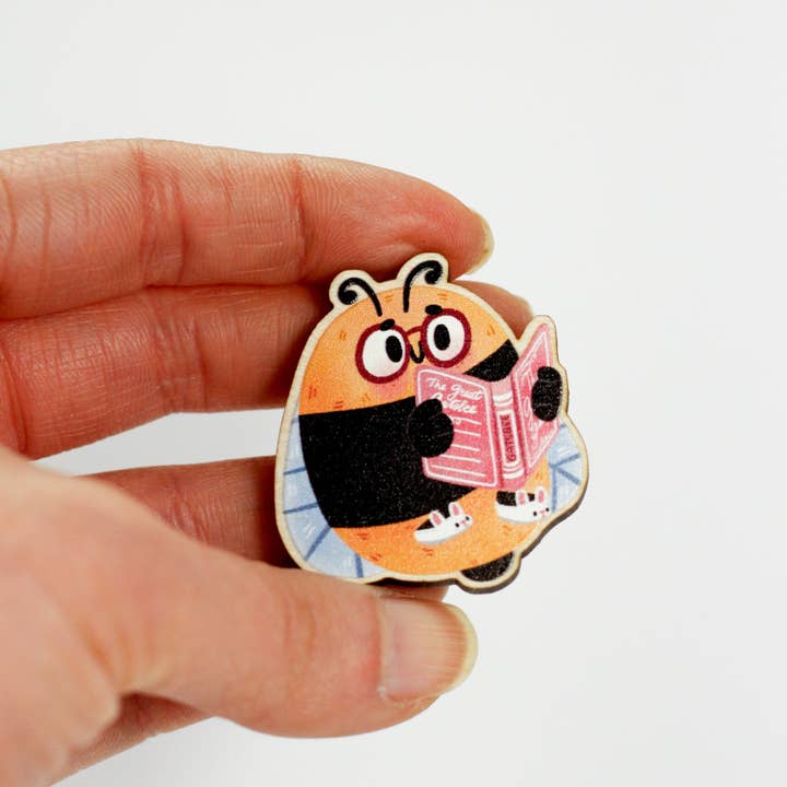 Bee reading Wooden Pin's - Book lovers gift for wholesale by My Sweet Paper Card