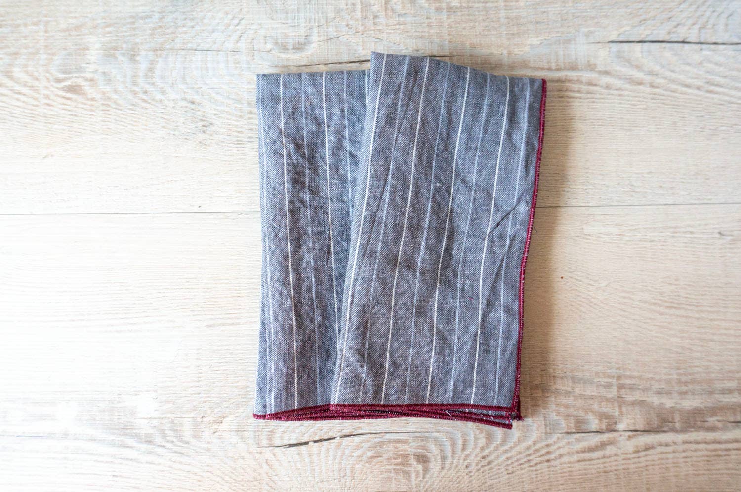 West Coast Handmade - Venta al por mayor Servilletas de tela - Servilletas de tela 100% lino con rayas grises - Juego de 2