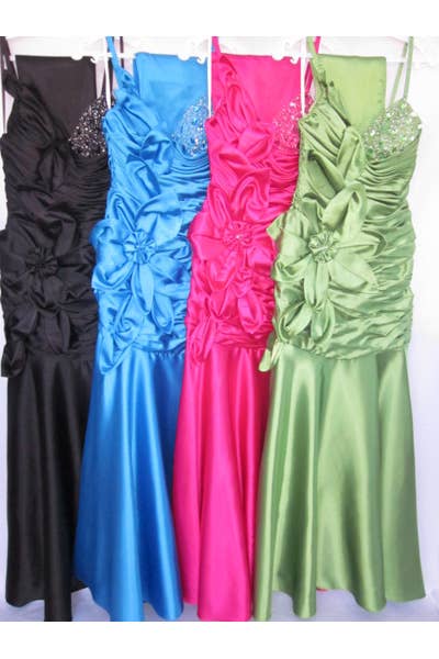 Chicas – Großhandel Kleid – Damen – Langes Satinkleid mit Blumen. C53069
