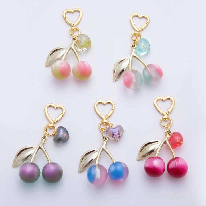 Encanto de bolsa Cosmic Cherries, porta-chaves ✦ BC-21WB007 - BC-21WB112 por atacado de Simply Jewels