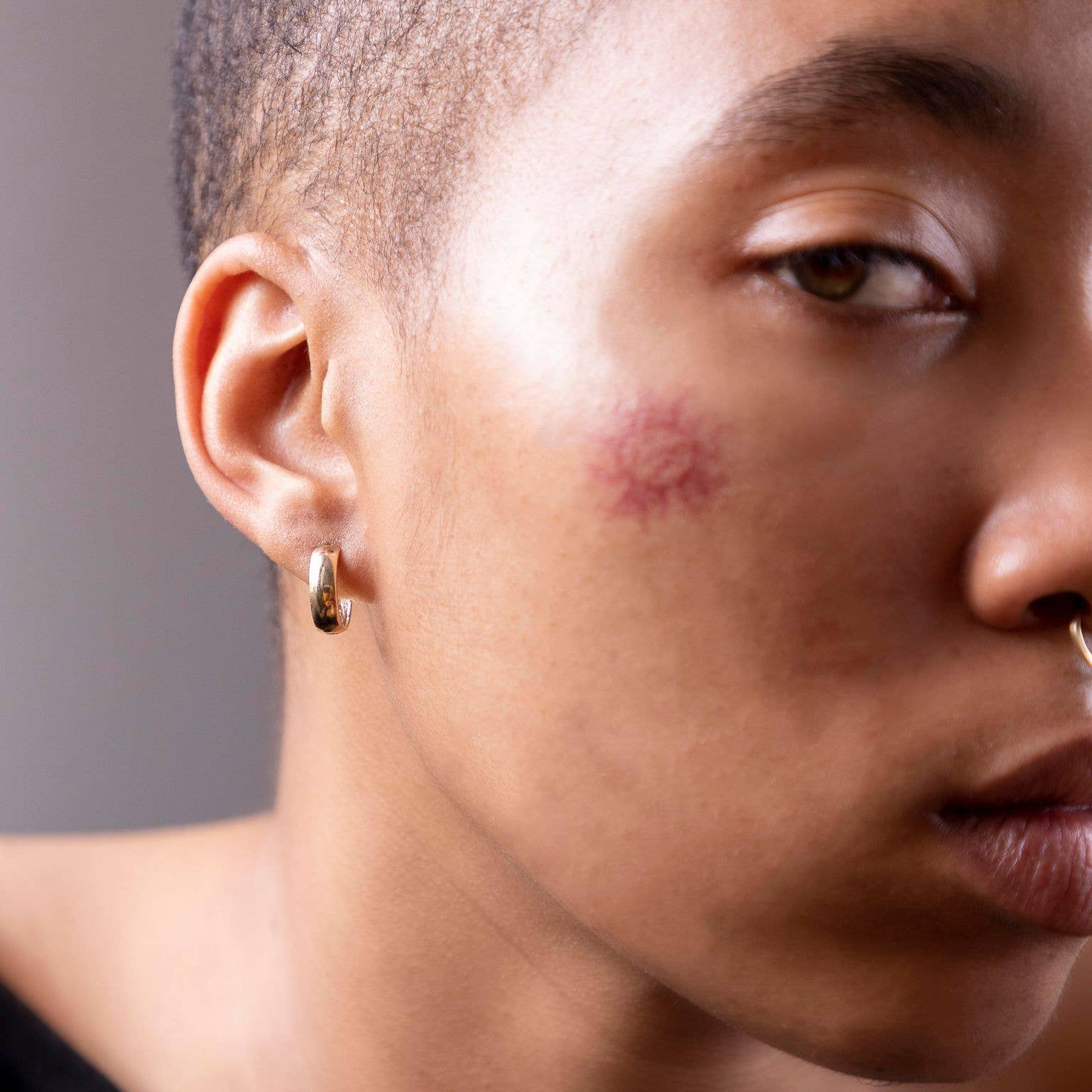 Ofina Jewelry - Venta al por mayor Pendientes de aro pequeños - Huggies gruesos de oro macizo de 10 quilates - PAR8