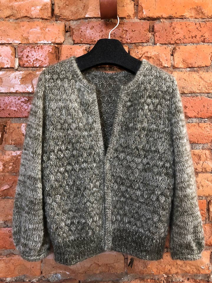 Cardigan Ella bicolore à manches larges pour la vente par Mariet Mentaal Caressed Knitwear