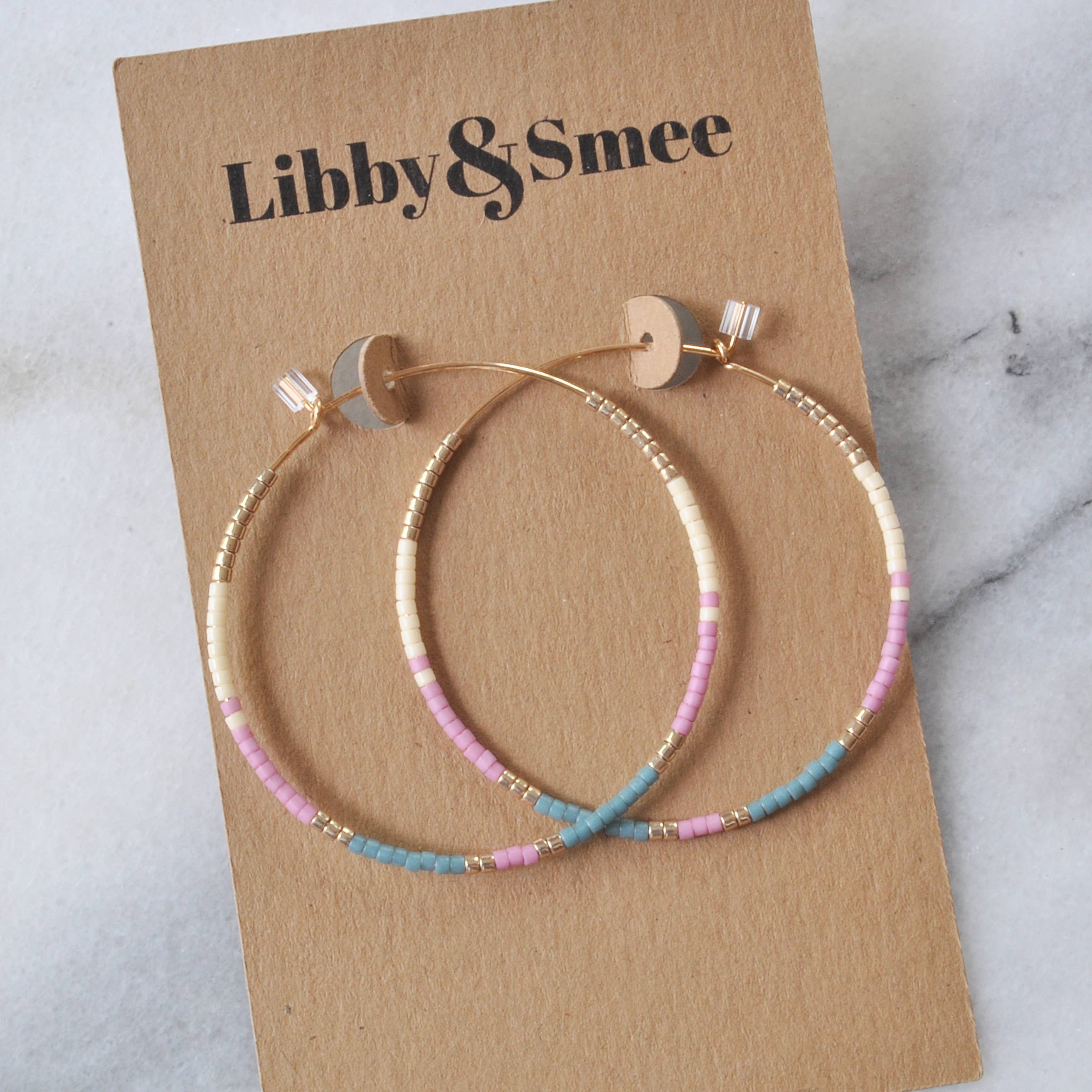 Libby & Smee – Brincos de argola por atacado – Aros preenchidos a ouro com minúsculas grânulos de sementes de vidro7