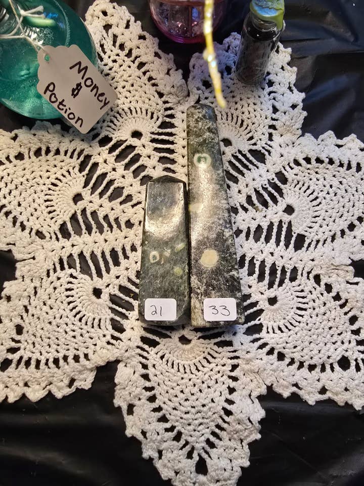 Tours en rubis zoïsite pour la vente par Chaotic Crystal Chick Co.