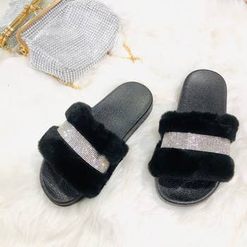 12 Wholesale Womens Sliders Plush House Slippers Flat Sandals Fuzzy Open  Toe Slippers In Pink - at 