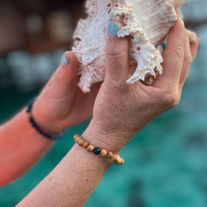 Bracelet Ancestral Wisdom en bois de santal pour la vente par Gogh Jewelry Design