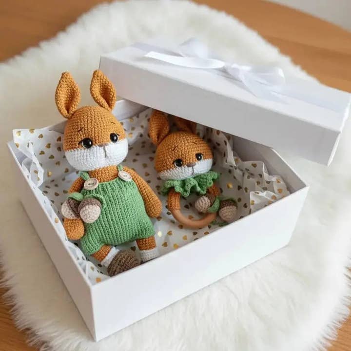 Conjunto de Presente de 2 Peças: Esquilo Laranja Fofo em Croché com Macacão Verde e Brinquedo de Guizo por atacado de Joy Gift London