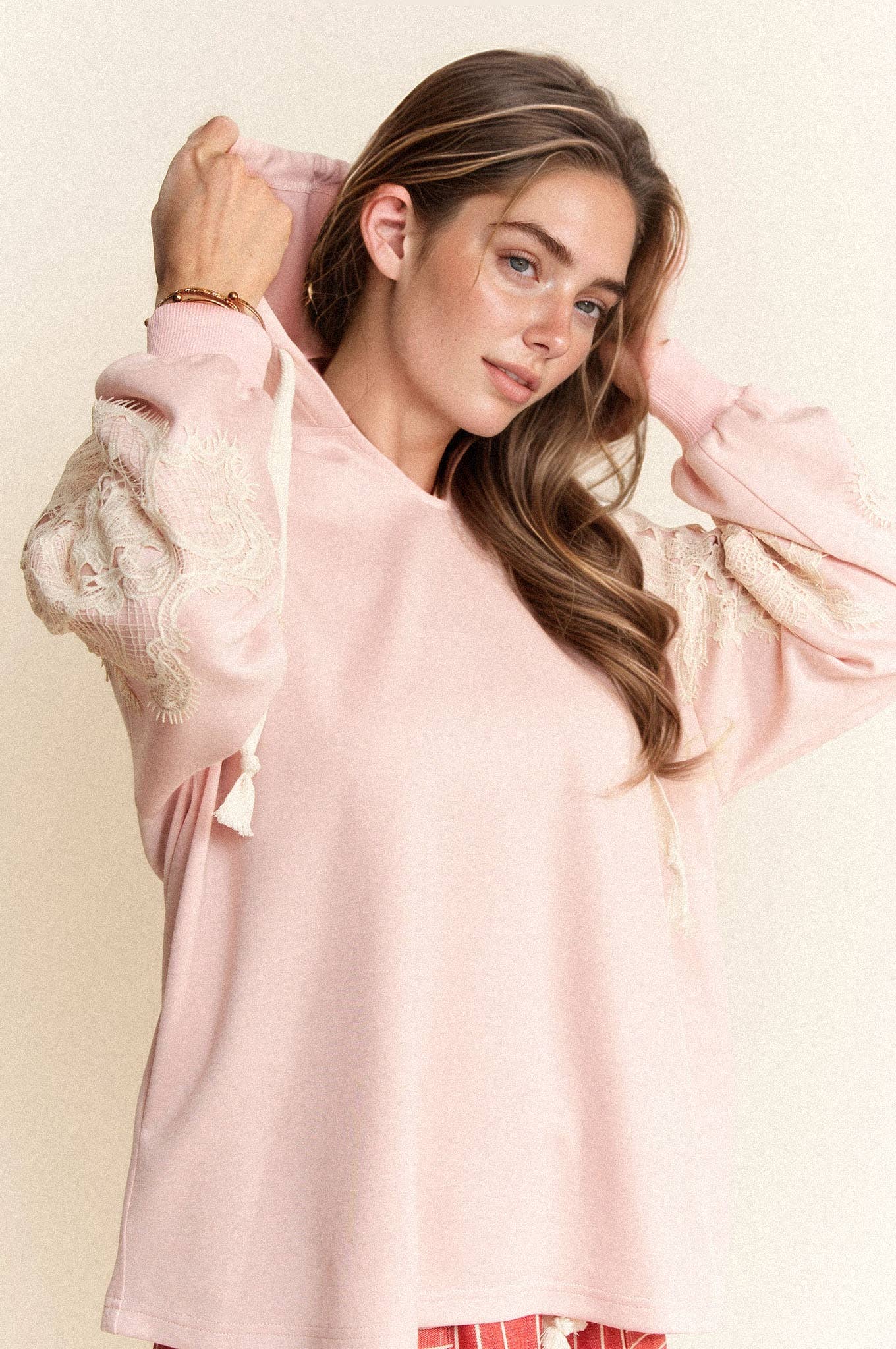 Davi & Dani – Großhandel Hoodie – Damen – HOODIE MIT SPITZENDETAIL UND LOCKERER PASSFORM UND LANGEN ÄRMELN11