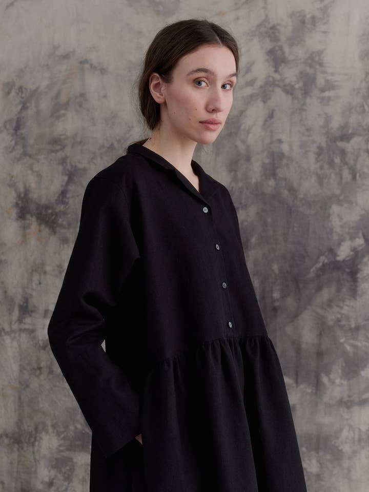 Robe noire à encolure en V pour la vente par muku