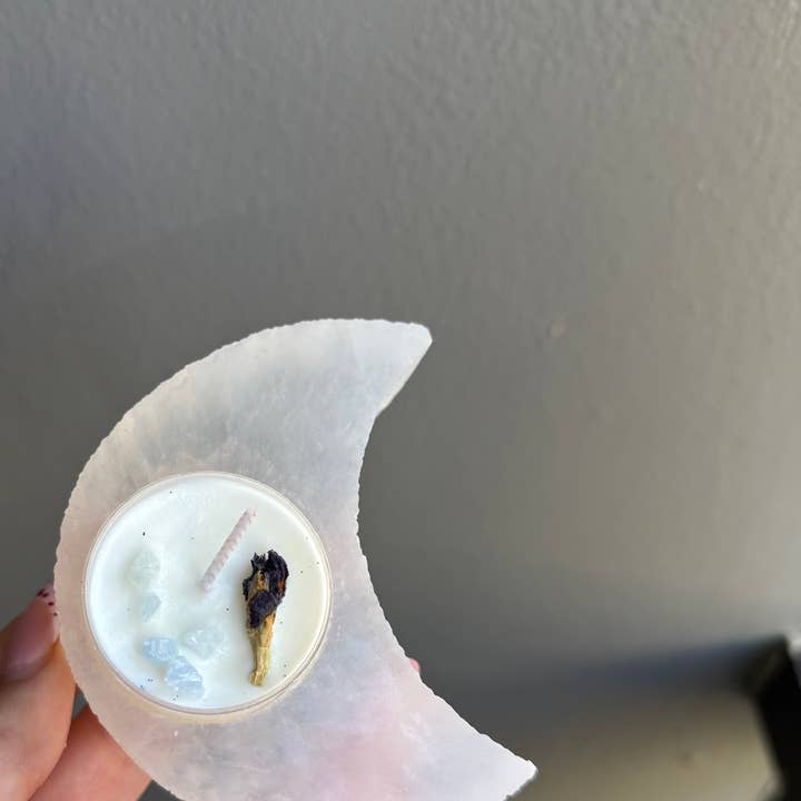 Portavelas de Selenita en Forma de Luna (7,5–10 cm, Vela Incluida) para venta al por mayor de Sapphire & Sage
