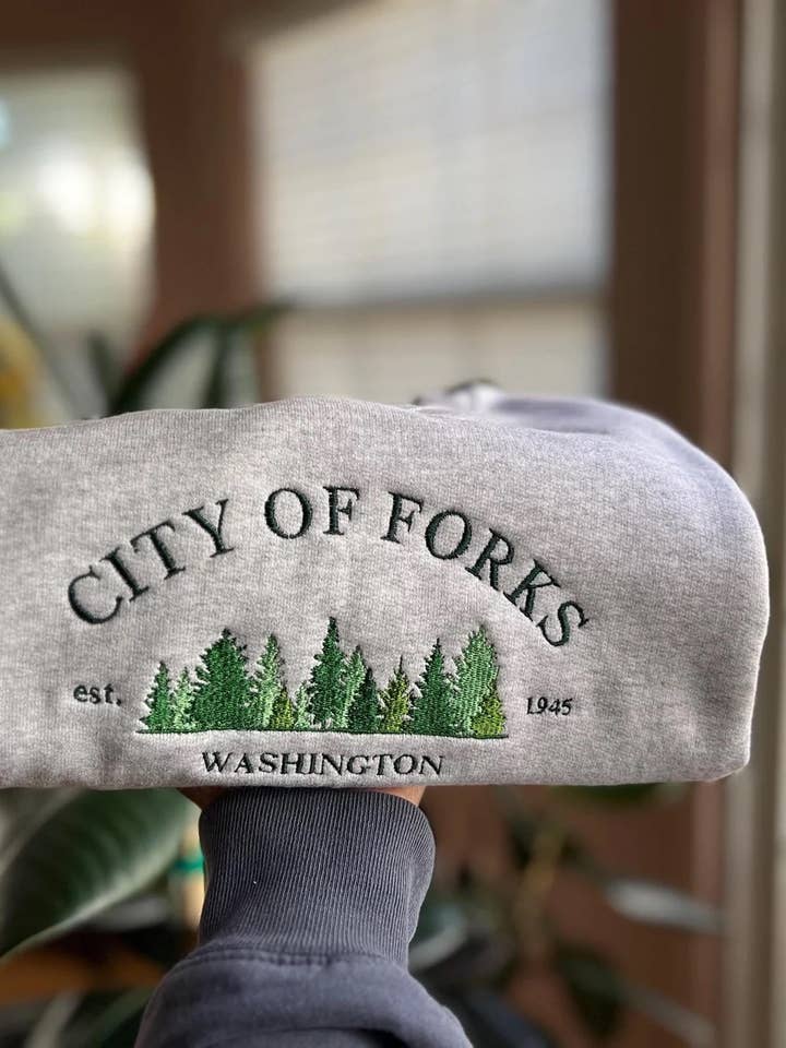 Grigio Felpa ricamata città di Forks, Washington in vendita all'ingrosso su Faire