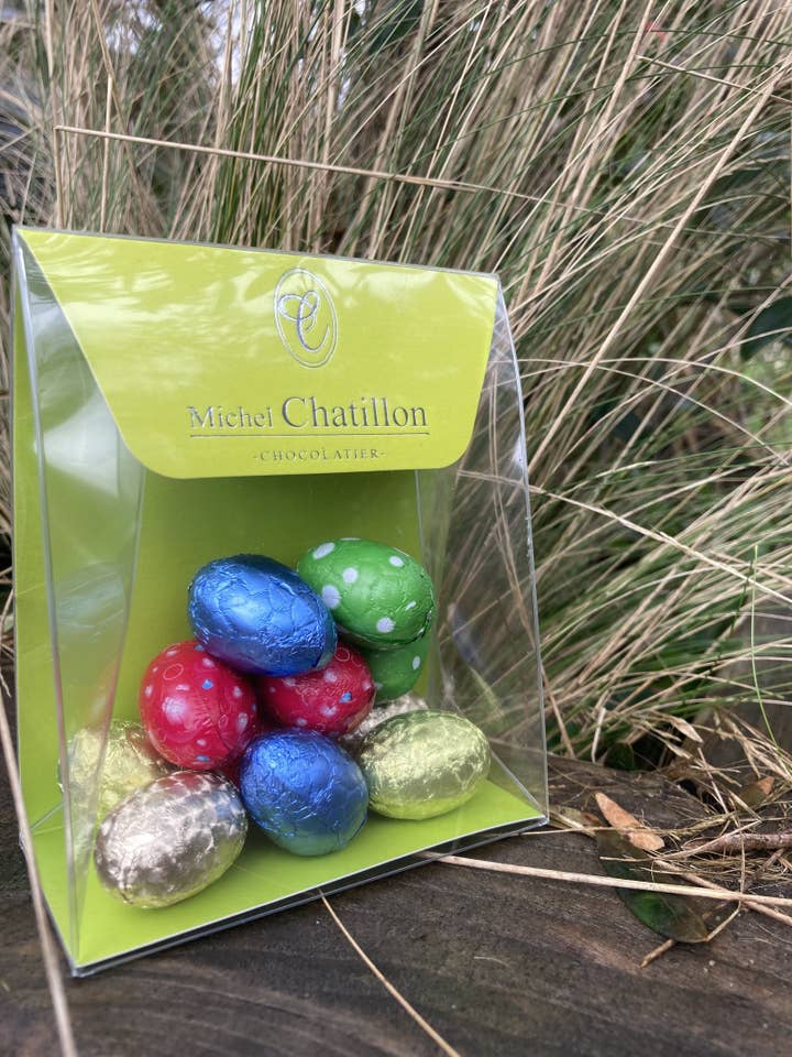 Veelkleurige gevulde paaseieren in een doorzichtige doos voor wholesale door SASU MICHEL CHATILLON