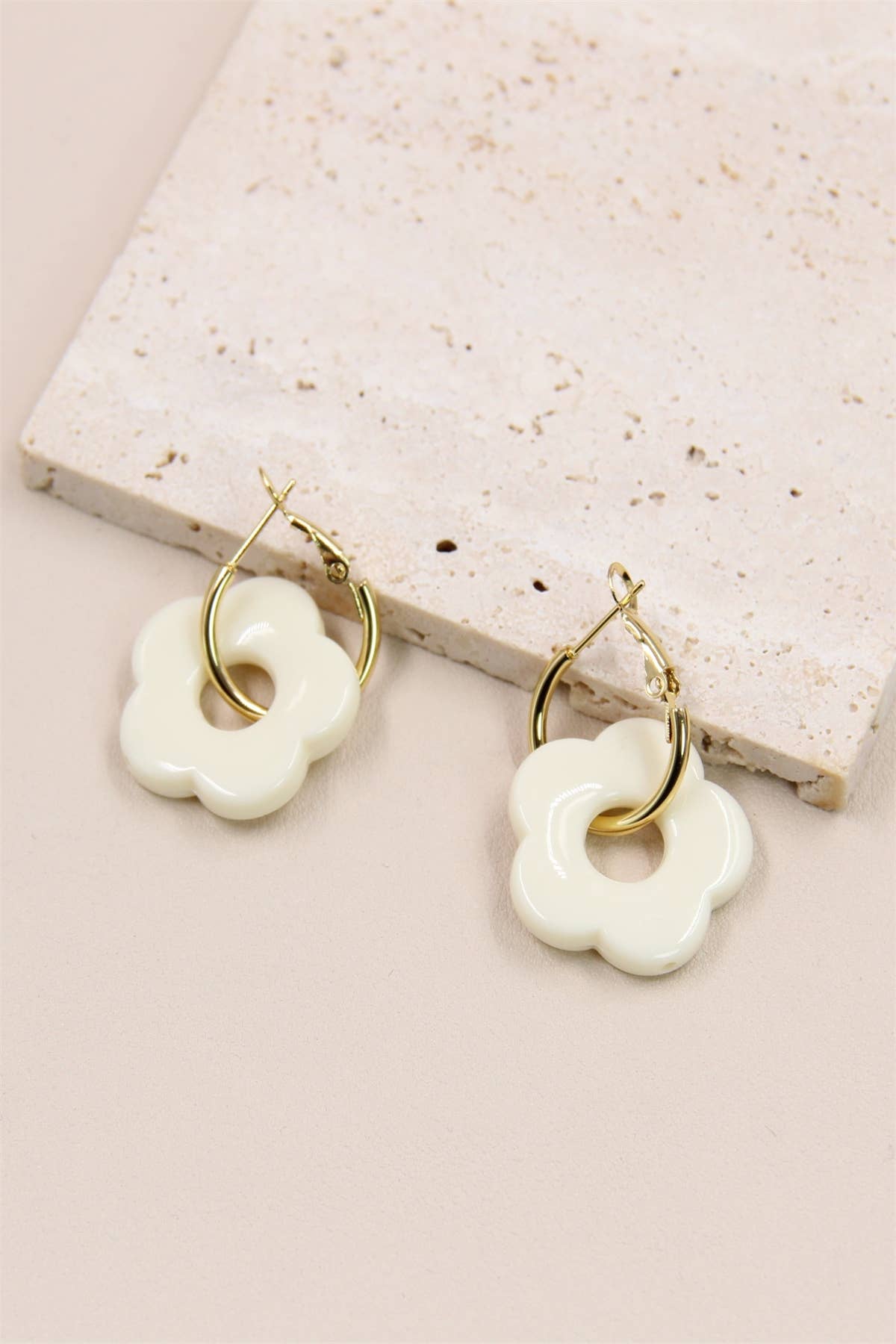 BELLISSIMA BIJOUX – wholesale Dangle earrings – Flower Earrings in Resin and Stainless Steel11