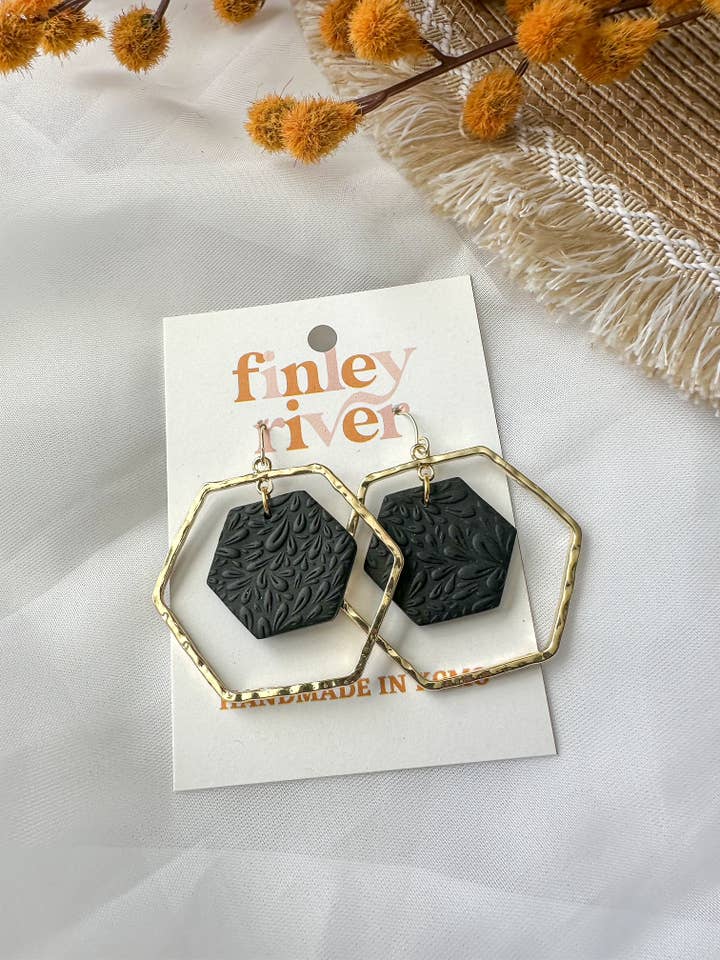 Grote zeshoeken | Zwart met textuur | Oorbellen van klei voor wholesale door Finley River | Trendy Polymer Clay Earrings | Hypoallergenic