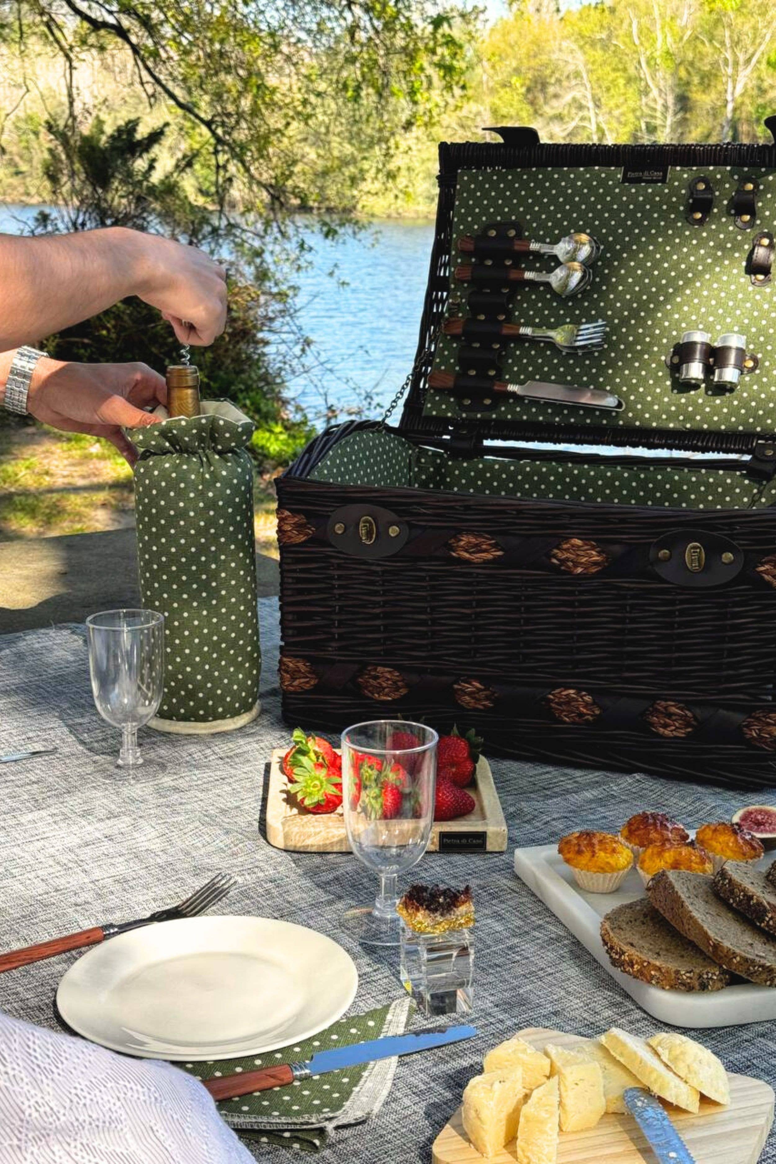 PIETRA DI CASA – wholesale Picknickkorg – Picknickkorg för 4 personer med mörkbrun rotting - Picnic Basket 144