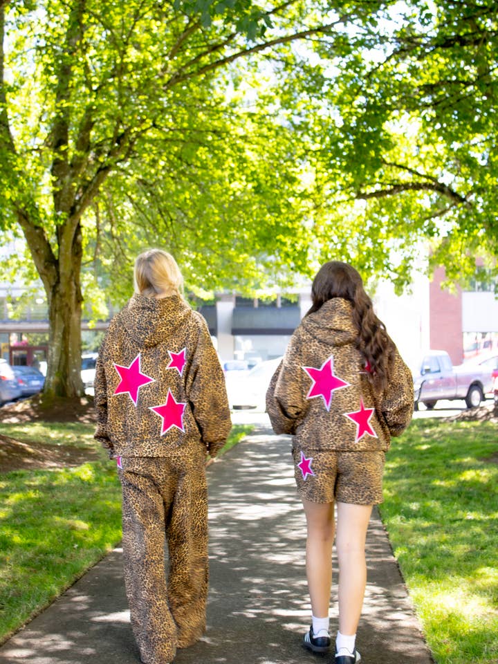 Sweat-shirt léopard avec broderie étoiles roses pour la vente par Happy Hour
