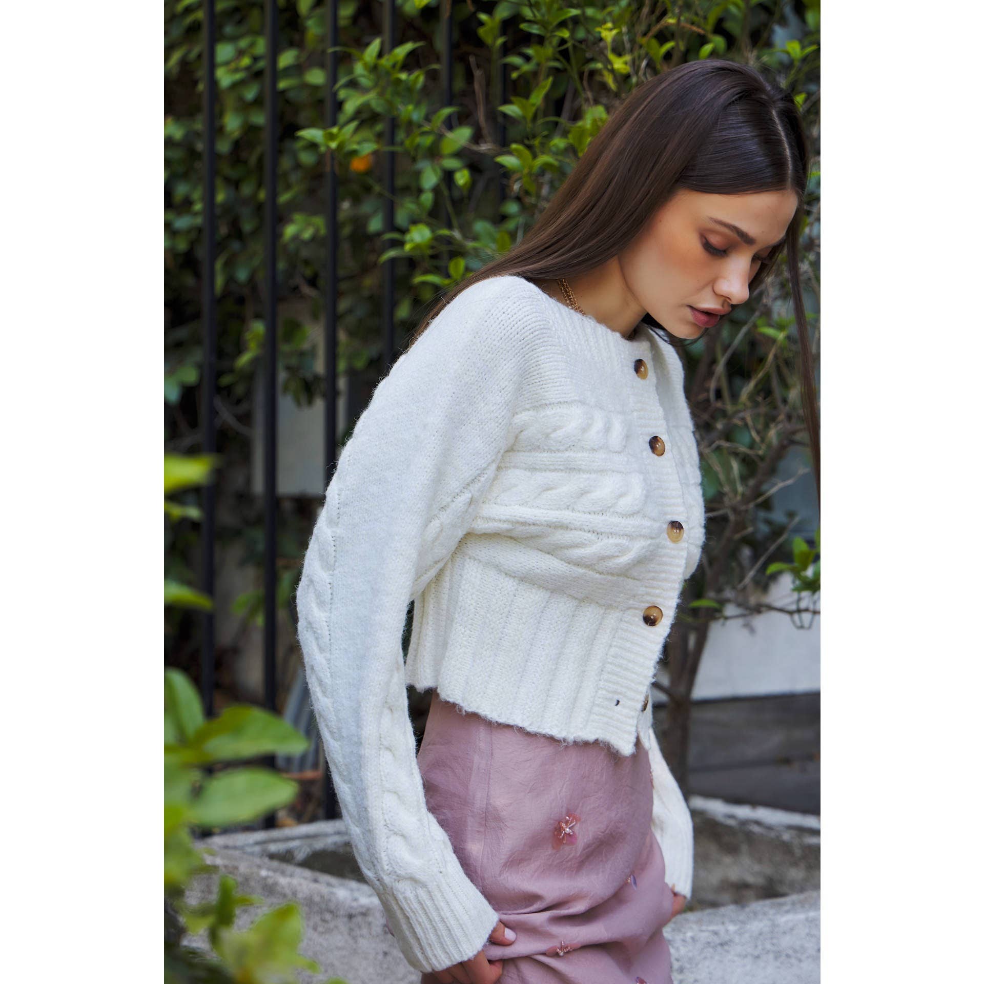 CREMA CARDIGAN SLIM-FIT CON BOTTONI E MAGLIA A TRECCIA ELEVATA in vendita all'ingrosso su Faire11