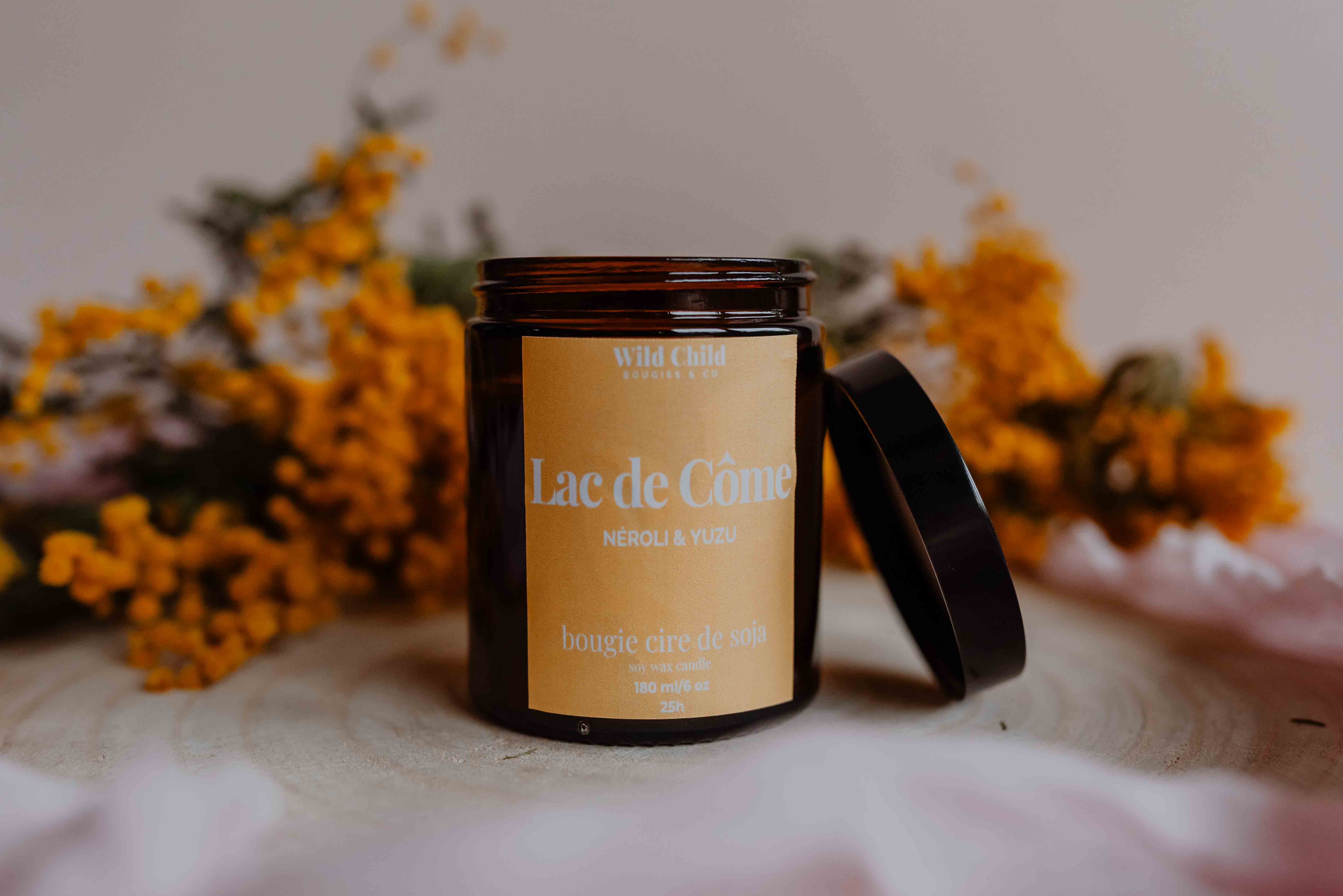 WILD CHILD Bougies & Co - Vendita all'ingrosso Candela in vasetto - "Lago di Como" Candela Cera vegetale - 25h - Neroli & Yuzu2
