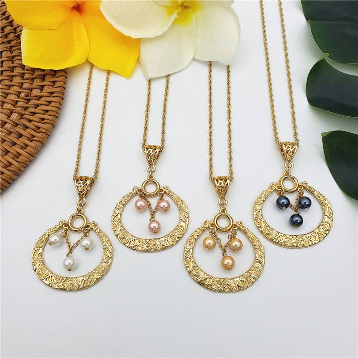 Ensemble de boucles d'oreilles en fer à cheval sculptées et d'un collier soutenus par des perles de différentes couleurs pour la vente par S&T Collections