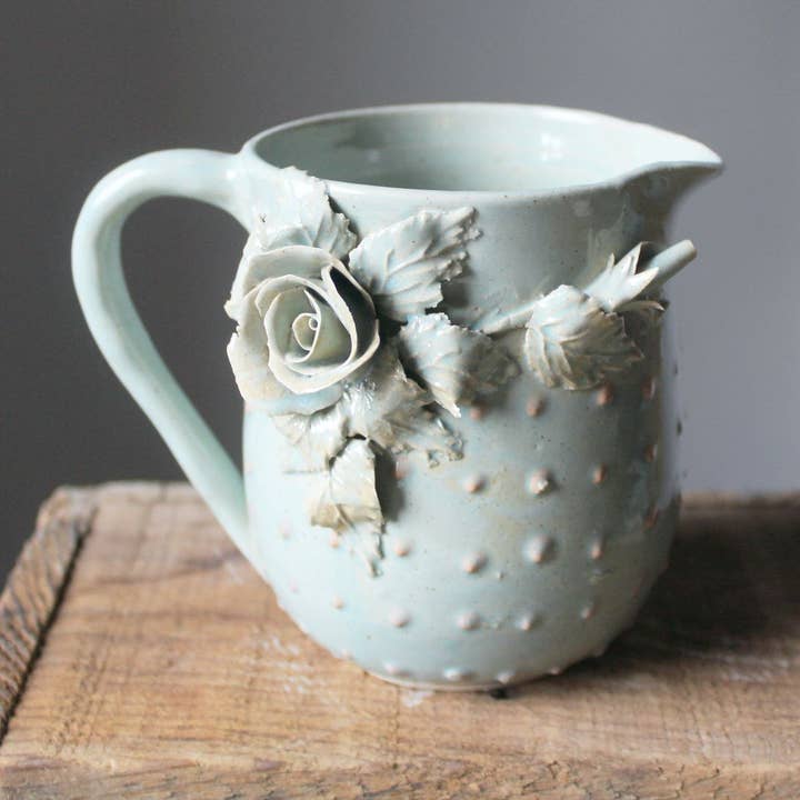 Jarro de leite / leiteira - azul com rosas e pontos rosa em relevo - grés por atacado de L'Officina