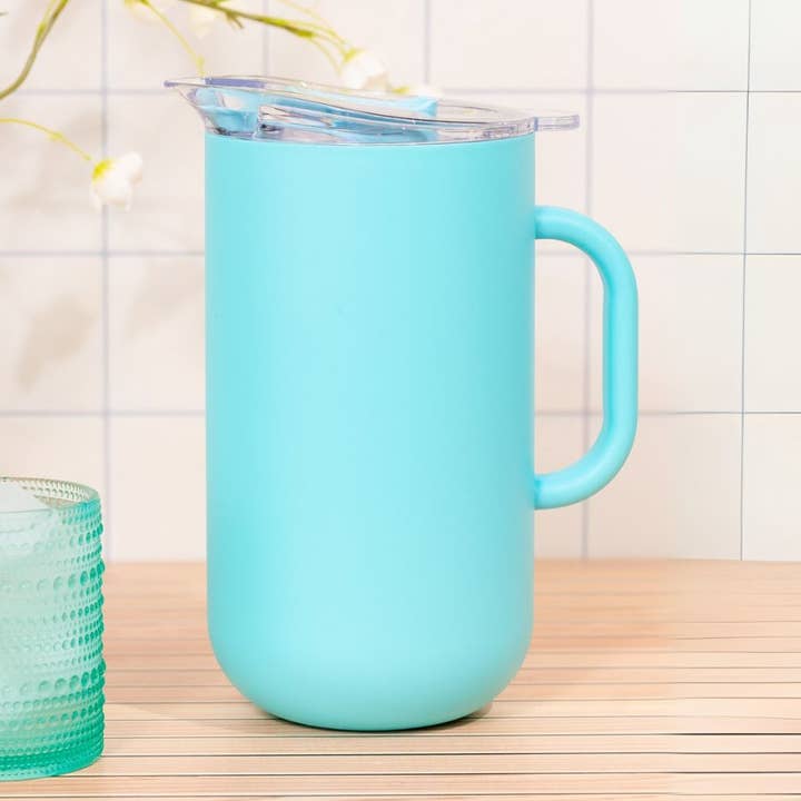 Isolerad kanna - Klar för julfest, Blå lemonad för wholesale av served