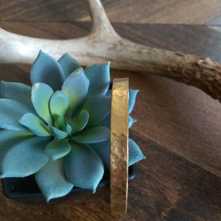 Gehamerde metalen manchetarmband {Brass} voor wholesale door Little Wander Shop