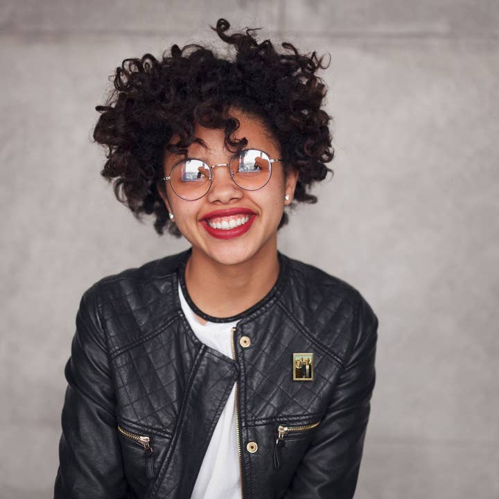 Real Sic – Alfinete/botão de lapela por atacado – American Gothic by Grant Wood Art Frame Pin Museum Souvenir Souvenir4