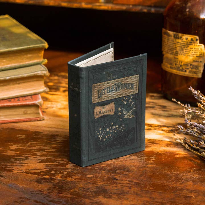 Novel Book Store – wholesale Plånbok - Dam – Little Women (Navy) av Louisa May Alcott 1868 Bokplånbok1
