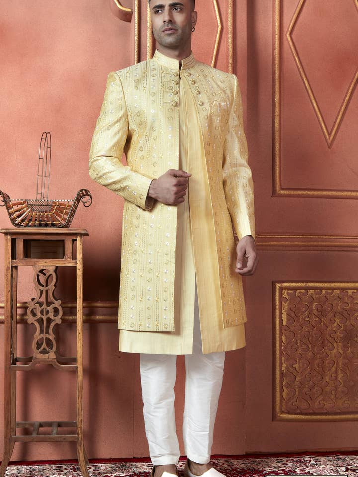 Kurta Sherwani Indo-Occidental Traditionnel en Soie Artificielle Jaune avec Veste & Pantalon pour Hommes - Broderie au Fil pour la vente par HATKE BRIDE