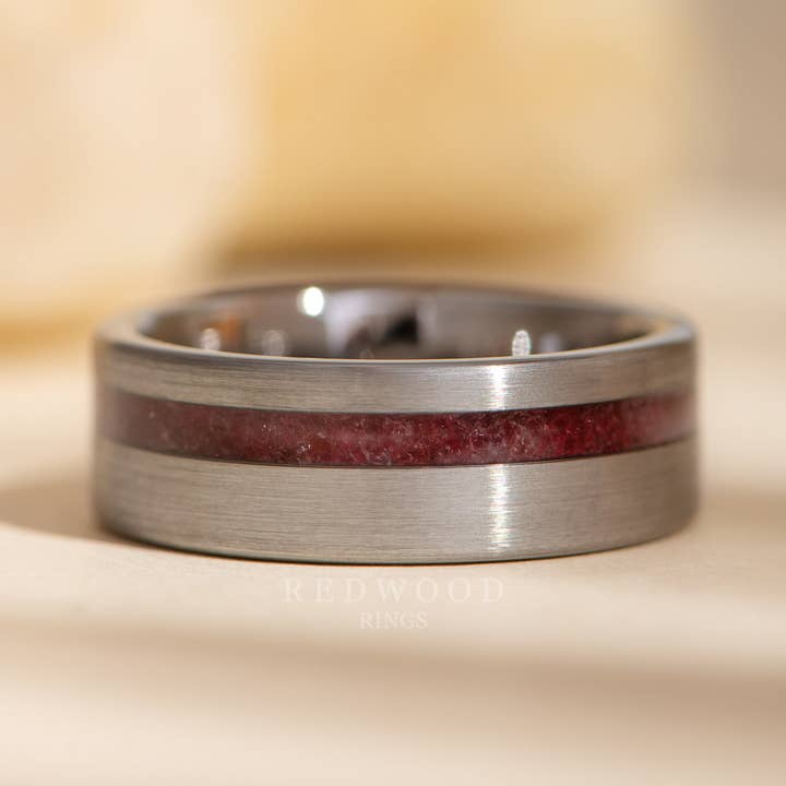 Bague Homme en Argent et Grenat, Tungstène Argent Brossé avec Incrustation de Véritable Grenat - 8MM pour la vente par Redwood Rings