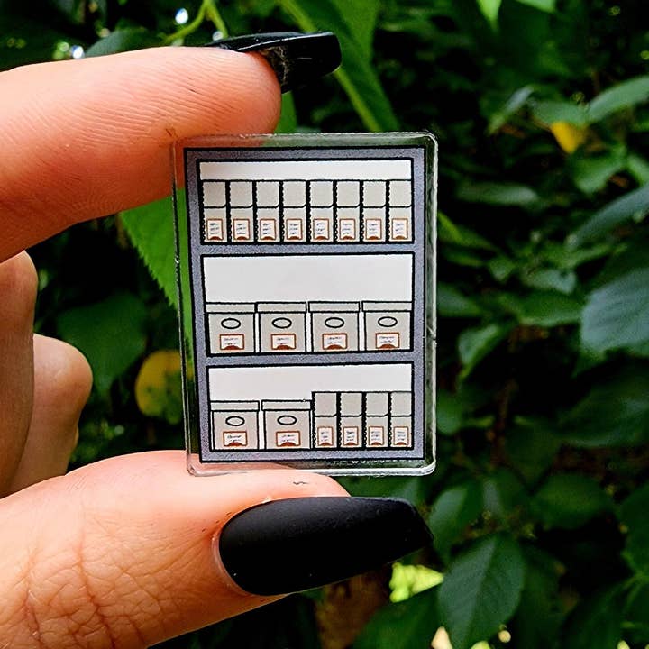 Épingle en acrylique pour rangement d'archives, boîtes d'archivage, épingle d'archiviste pour la vente par The Dungeon Rose