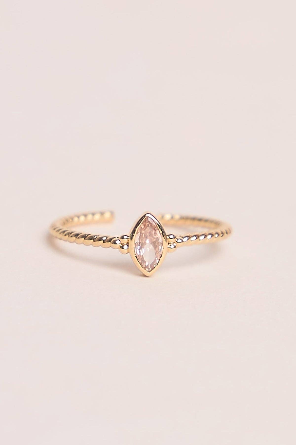 Waekura – Großhandel Band/Stapelring – Wilma Ring mit vintage-inspiriertem ovalem Zirkon10