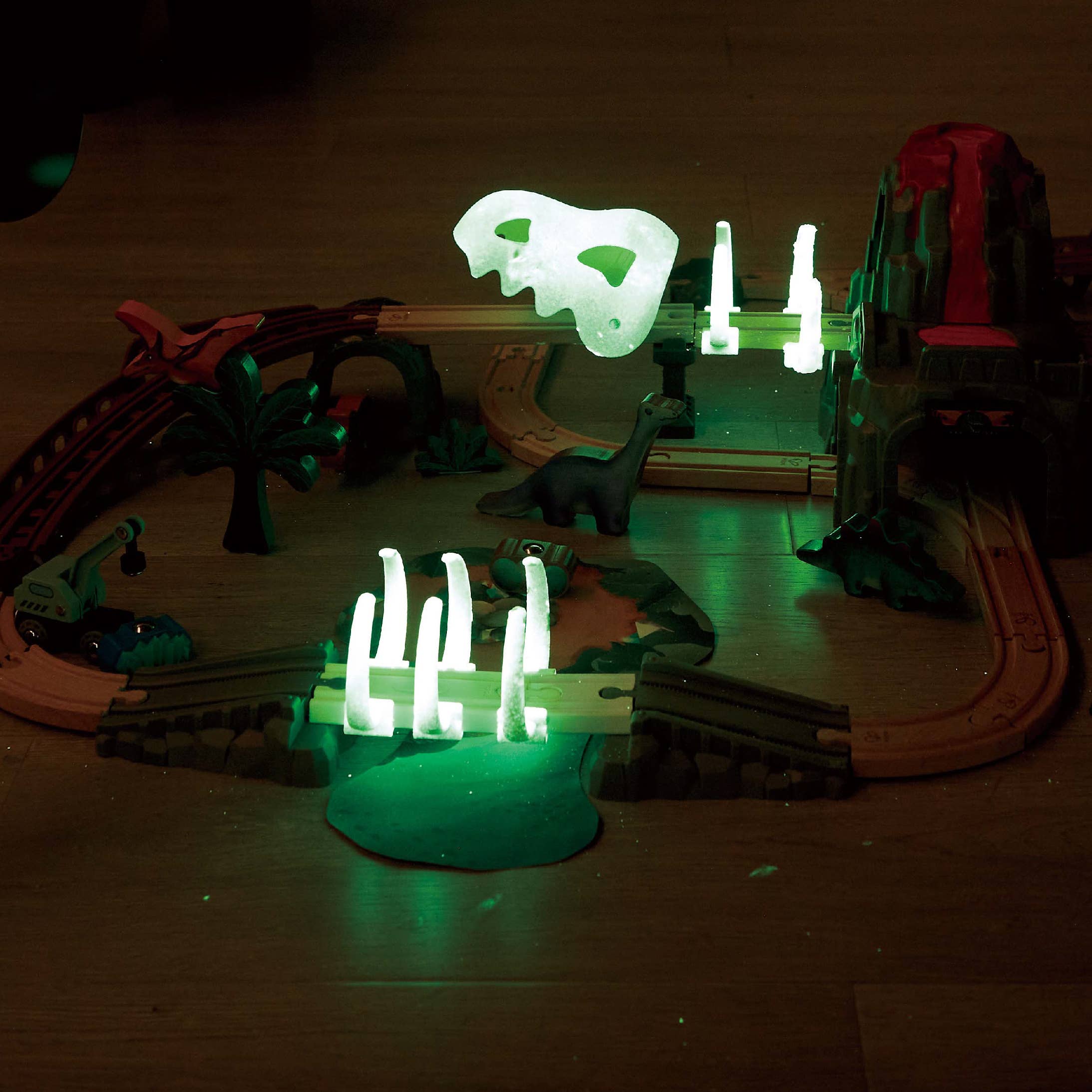 Hape Toys - Wholesale Toy Set - Kids - Dinosaur Railway Adventure Set6