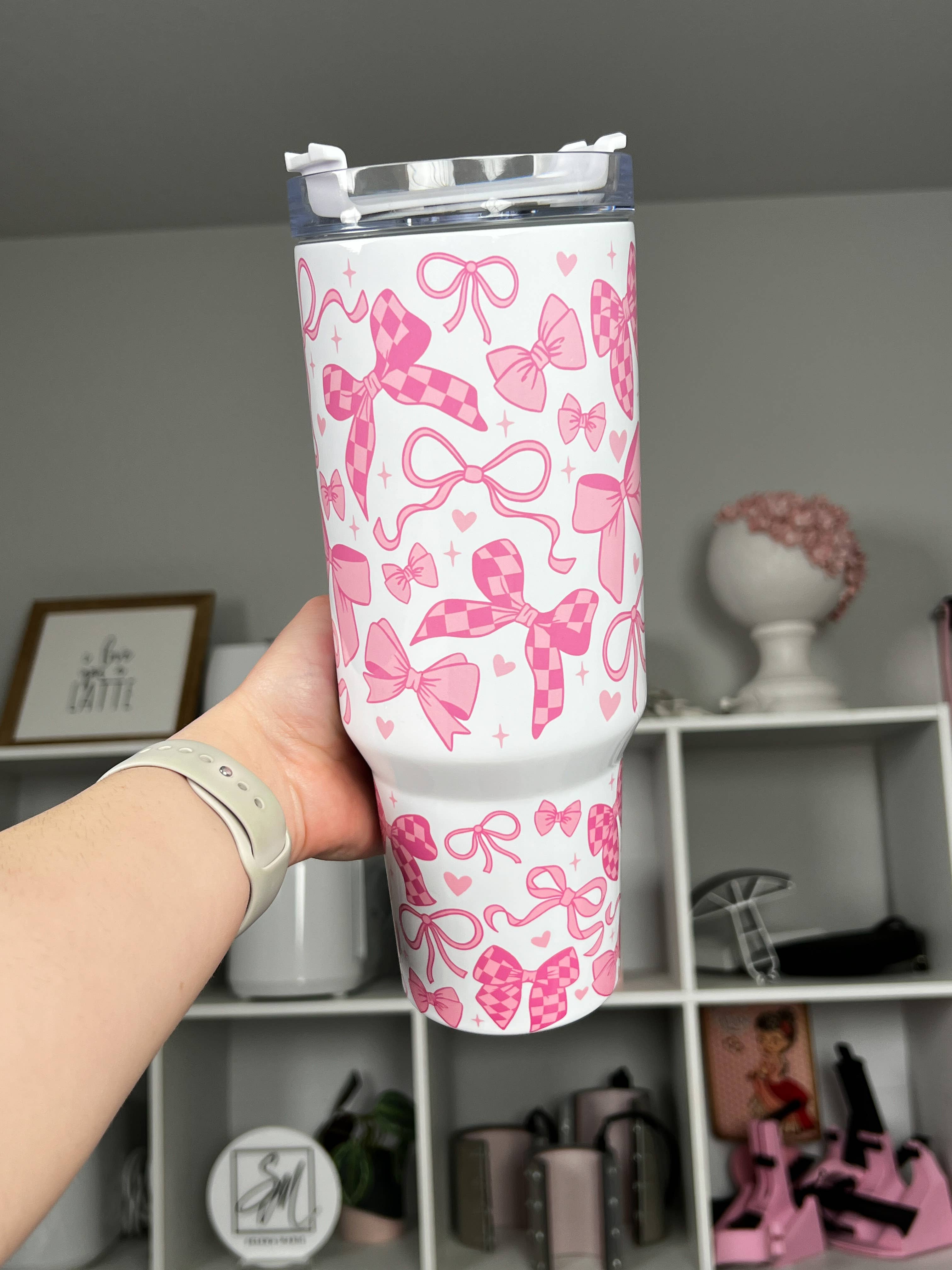 Selena Marie LLC – wholesale Isolerade dryckesvaror – Coquette Bows Rosa 40oz Tumbler Quencher1