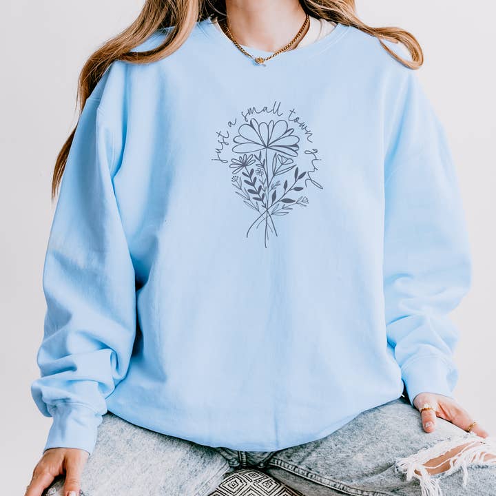 Felpa Comfort Colors "Just a Small Town Girl" per la vendita all'ingrosso da parte di Woobie Beans Jewelry, Gifts & Apparel