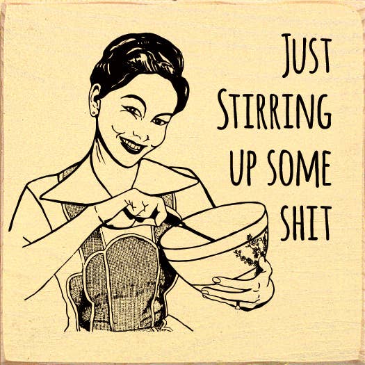 SAWDUST CITY - Wholesale Bord/bordje - Ik ben gewoon wat rotzooi aan het aanwakkeren. (retro roerende vrouw) Houten bord3