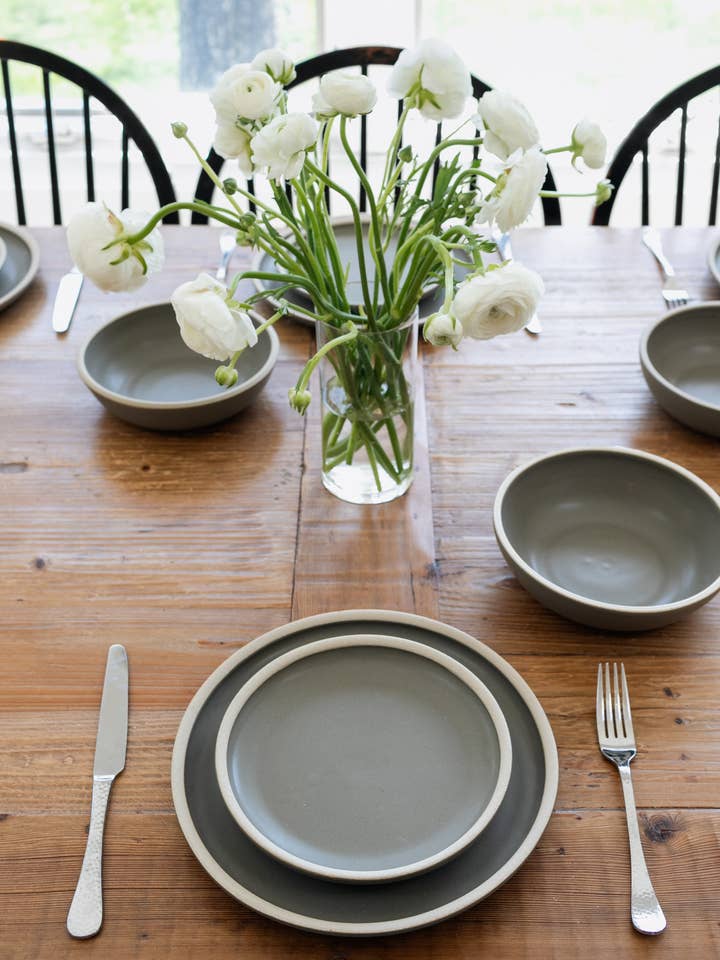 Handgefertigte Keramikteller für den Großhandel von Jars of Dust