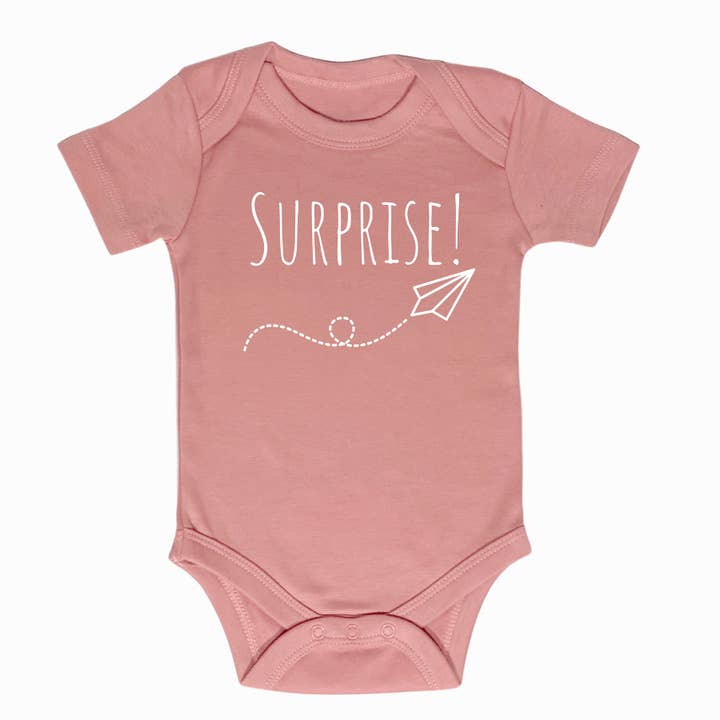 Surprise ! Body à manches courtes pour la vente par Beaus+Babes