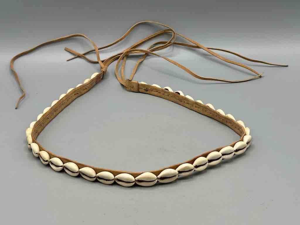 The Niger Bend – Großhandel Gürtel – Damen – Schmaler afrikanischer Krawattenverschluss aus echtem Kaurimuschelleder38