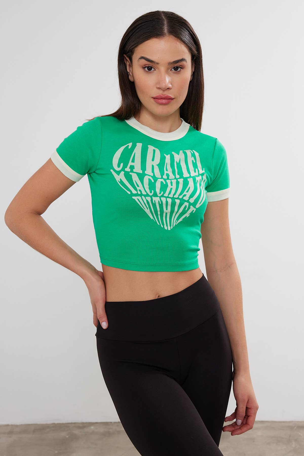 VAV NEW YORK – T-shirt estampada - Mulher por atacado – T-shirt de mulher com estampa de coração cortado Crop Top com estampa de coração11