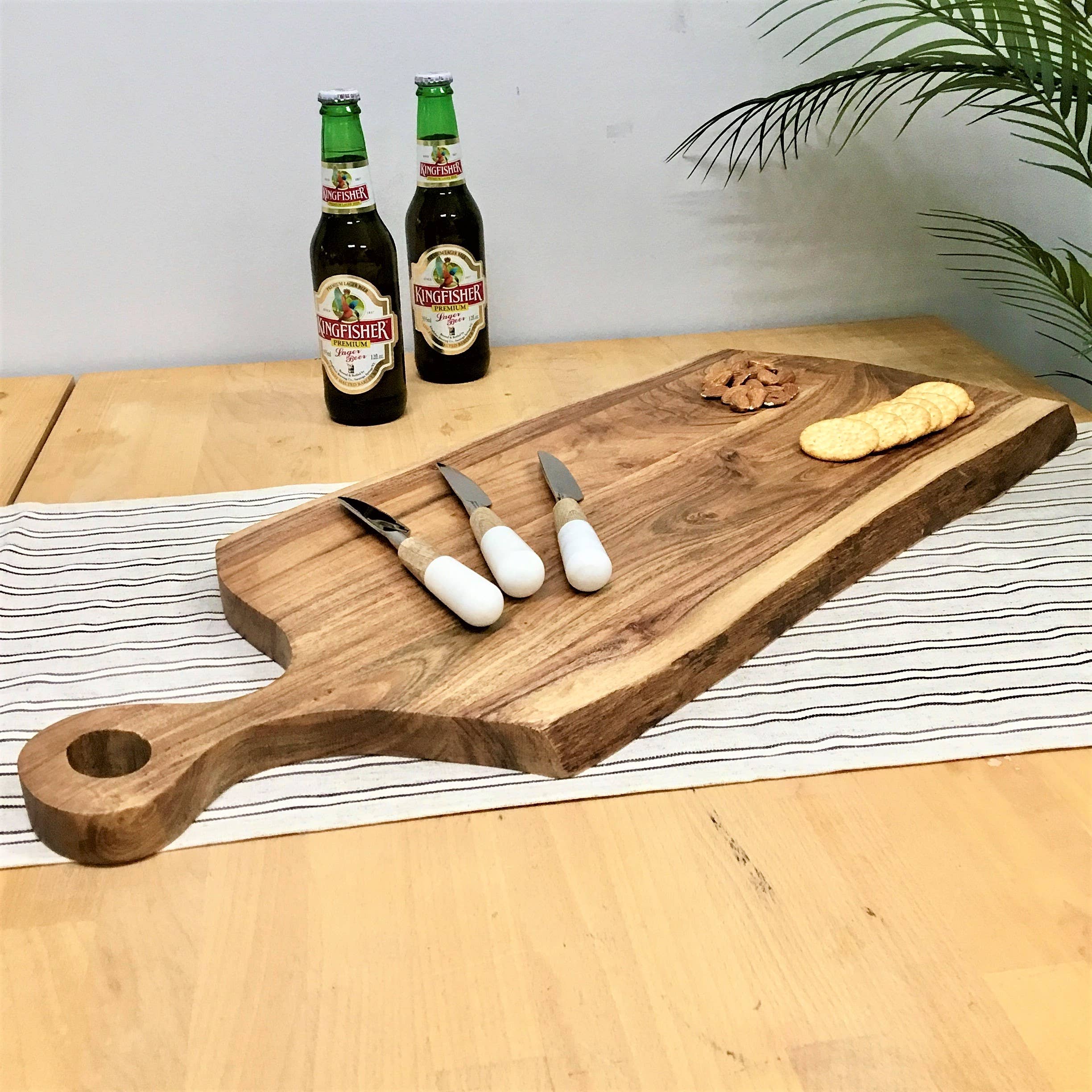 India Handicrafts Inc - Vente Planche à découper - Planche à découper en bois à bord naturel avec poignée - 27"5