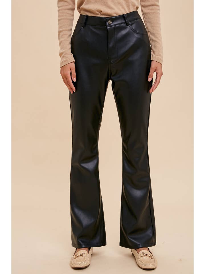 In Loom - Wholesale Broek - Dames - UITLOPENDE BROEK VAN VEGANISTISCH LEER