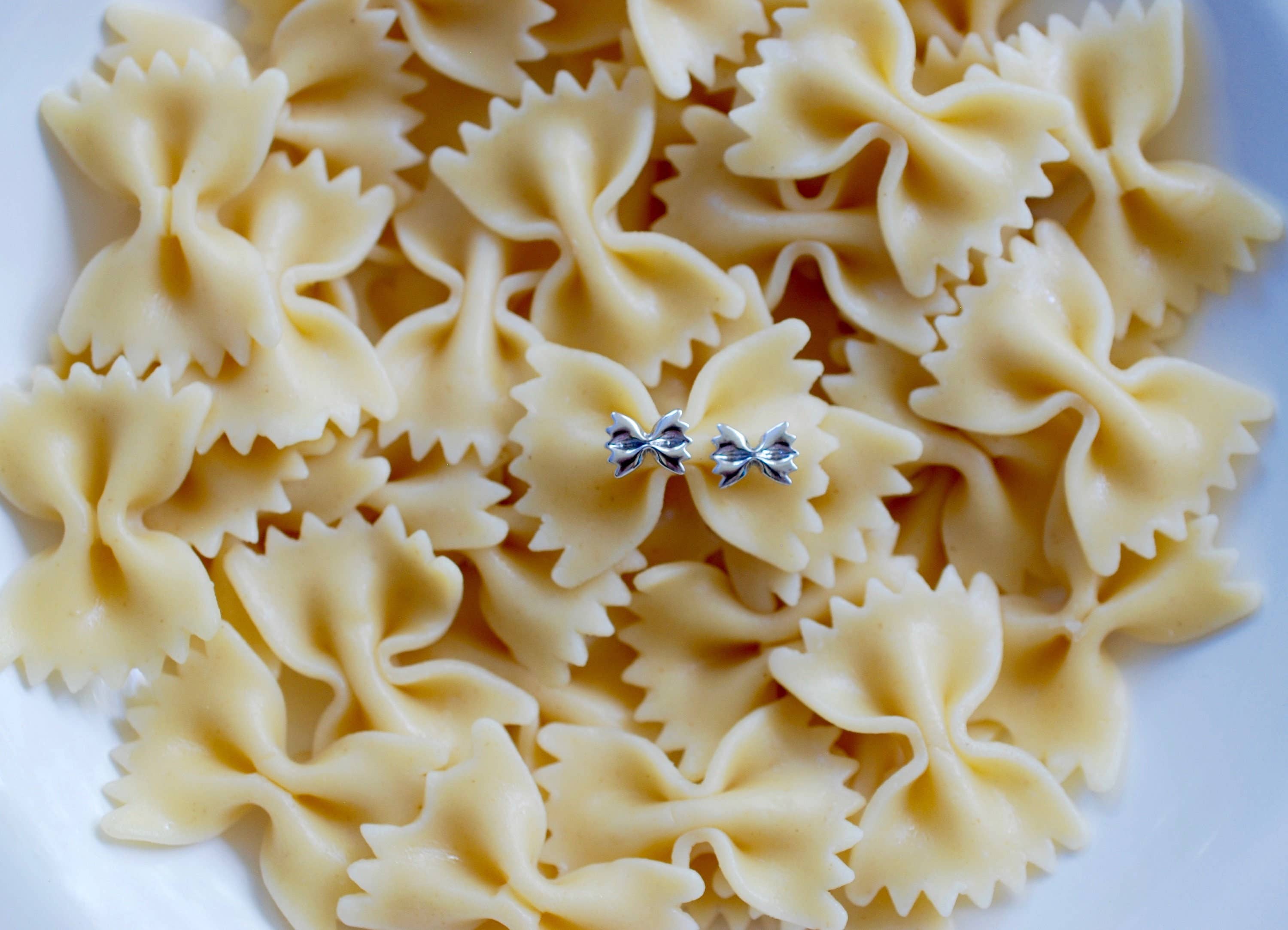 Delicacies Jewelry - Vente Clous d'oreille - Boucles d'oreilles Farfalle Pasta en argent sterling par Delicacies Jewelry - Chaque achat aide à lutter contre la faim ! (Cadeau gourmand, bijoux alimentaires, cadeau pour elle)3