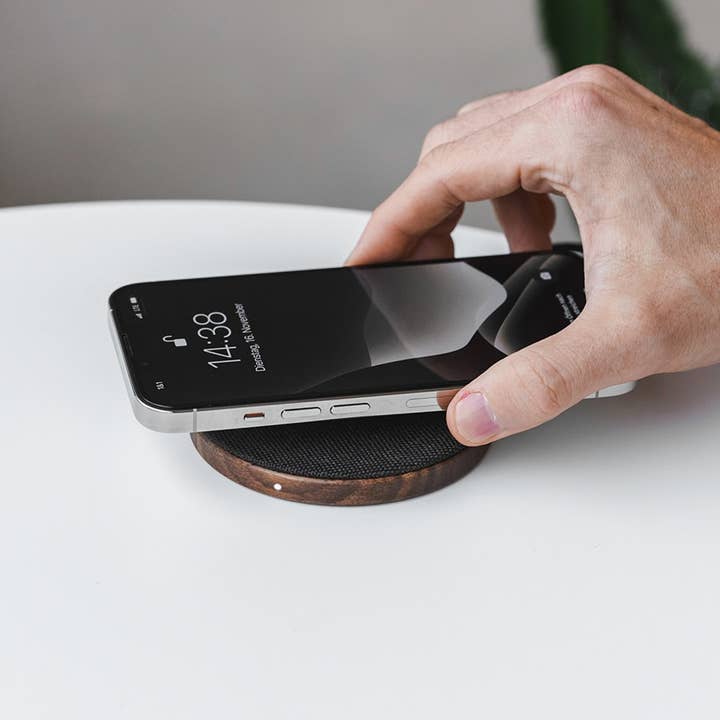 Woodcessories - Wholesale Dock en standaard voor telefoon - EcoPad draadloze oplader van hout en linnenstof2