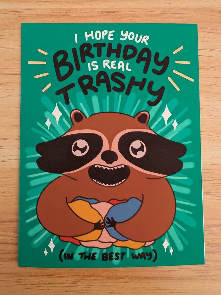 Håber din fødselsdag er rigtig skraldet - Sødt sjovt vaskebjørnekort for engroshandel hos Sadsquatch