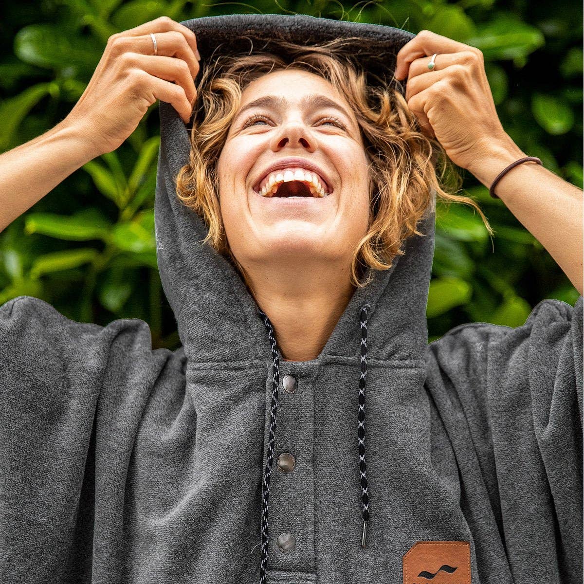 Slowtide – wholesale Poncho – Men′s – The Digs Changing Poncho - Heather Grey3