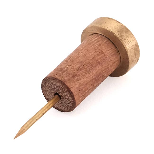 Træ- og messingkrog – Minimal krog til lejeboliger for engroshandel hos shesay