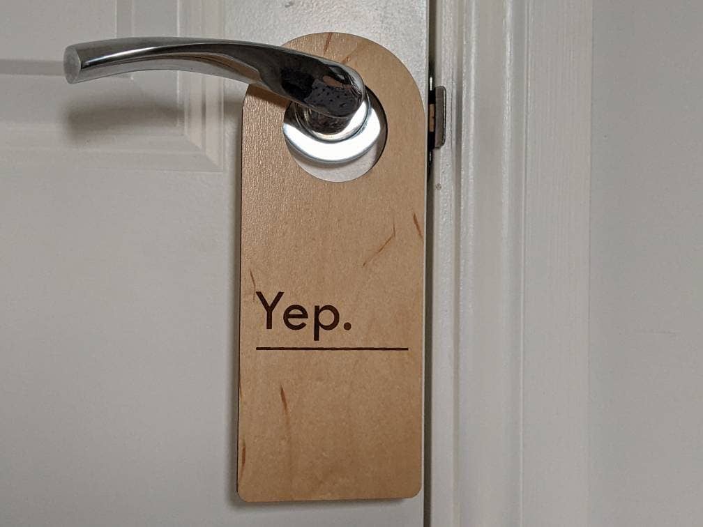Chikai Shop - Vente Affichette de porte - Panneau de porte en bois « Do Not Disturb Yep Nope » avec 2 côtés8